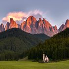 St. Giovanni und die Geisler Spitzen zum Sonnenuntergang