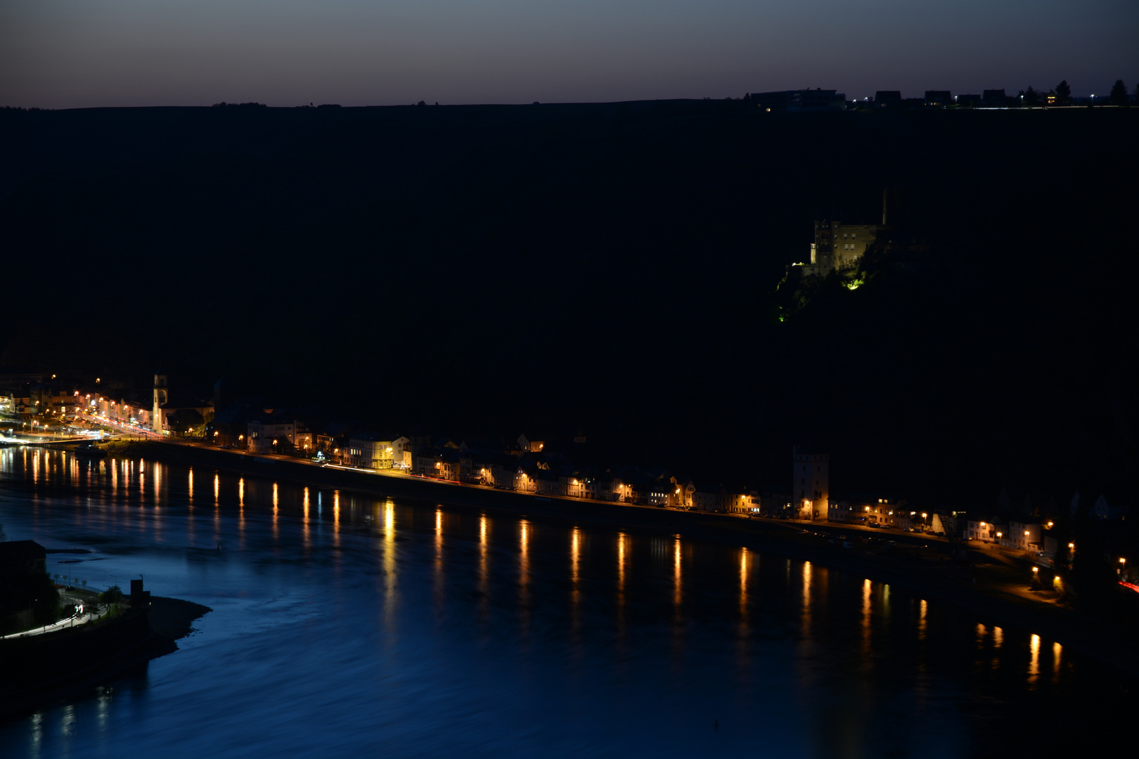 St. Goarshausen und Burg Katz im letzten Tageslicht