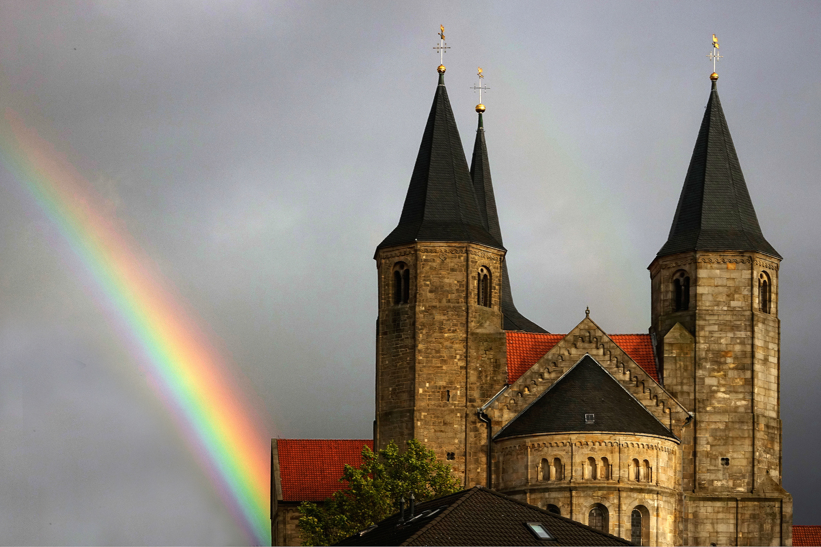 St. Godehard mit Regenbogen