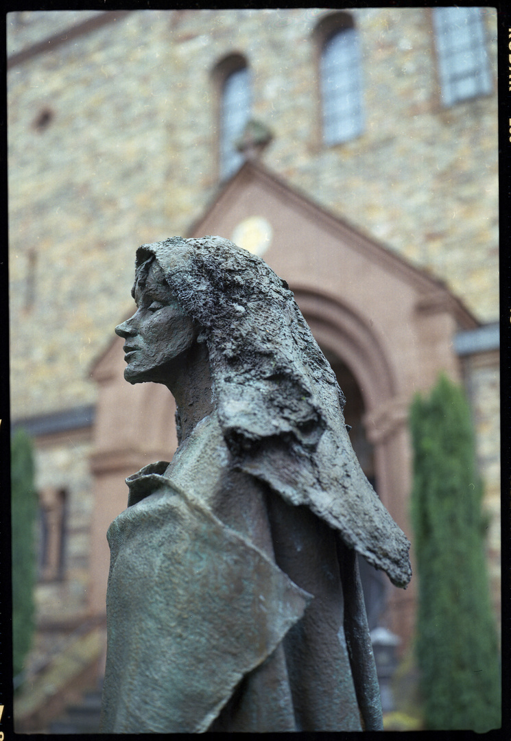 St. Hildegard in Bronze vor der Klosterkirche in Rüdesheim.