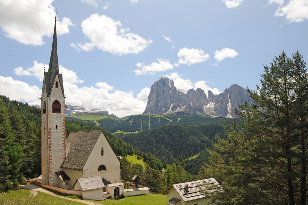 St. Jacob mit Blick zum Lang- und Plattkofel