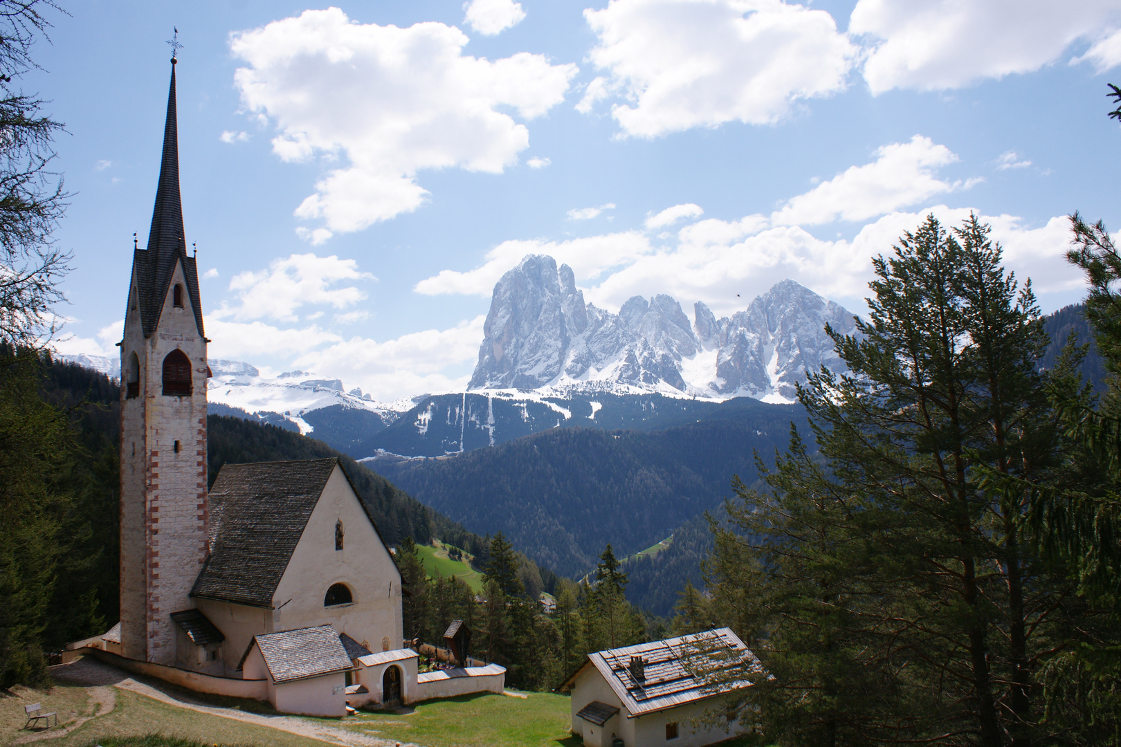 St. Jakobskirche mit Blick auf Langkofelgruppe