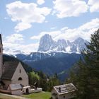 St. Jakobskirche mit Blick auf Langkofelgruppe