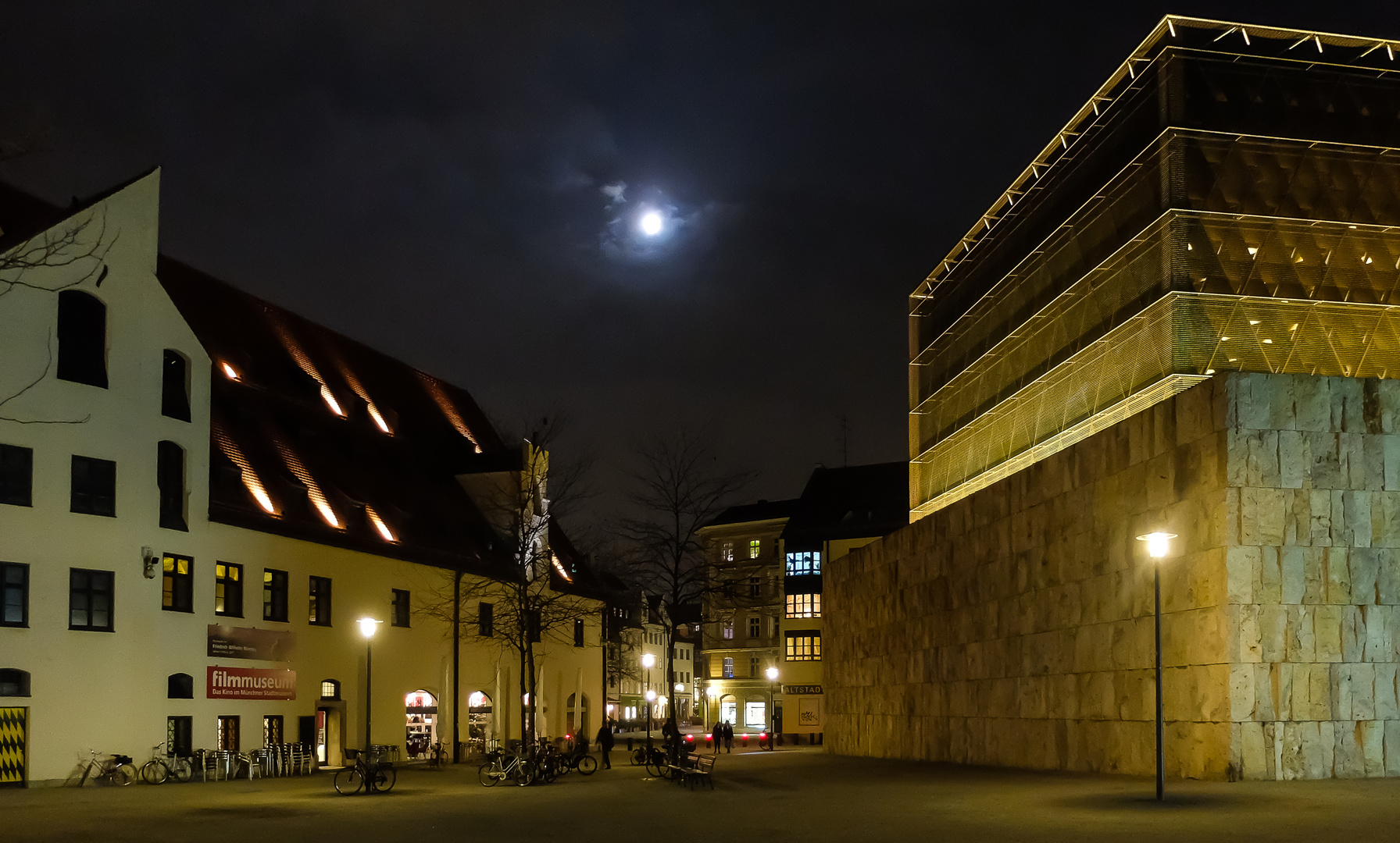 St. Jakobsplatz mit Vollmond