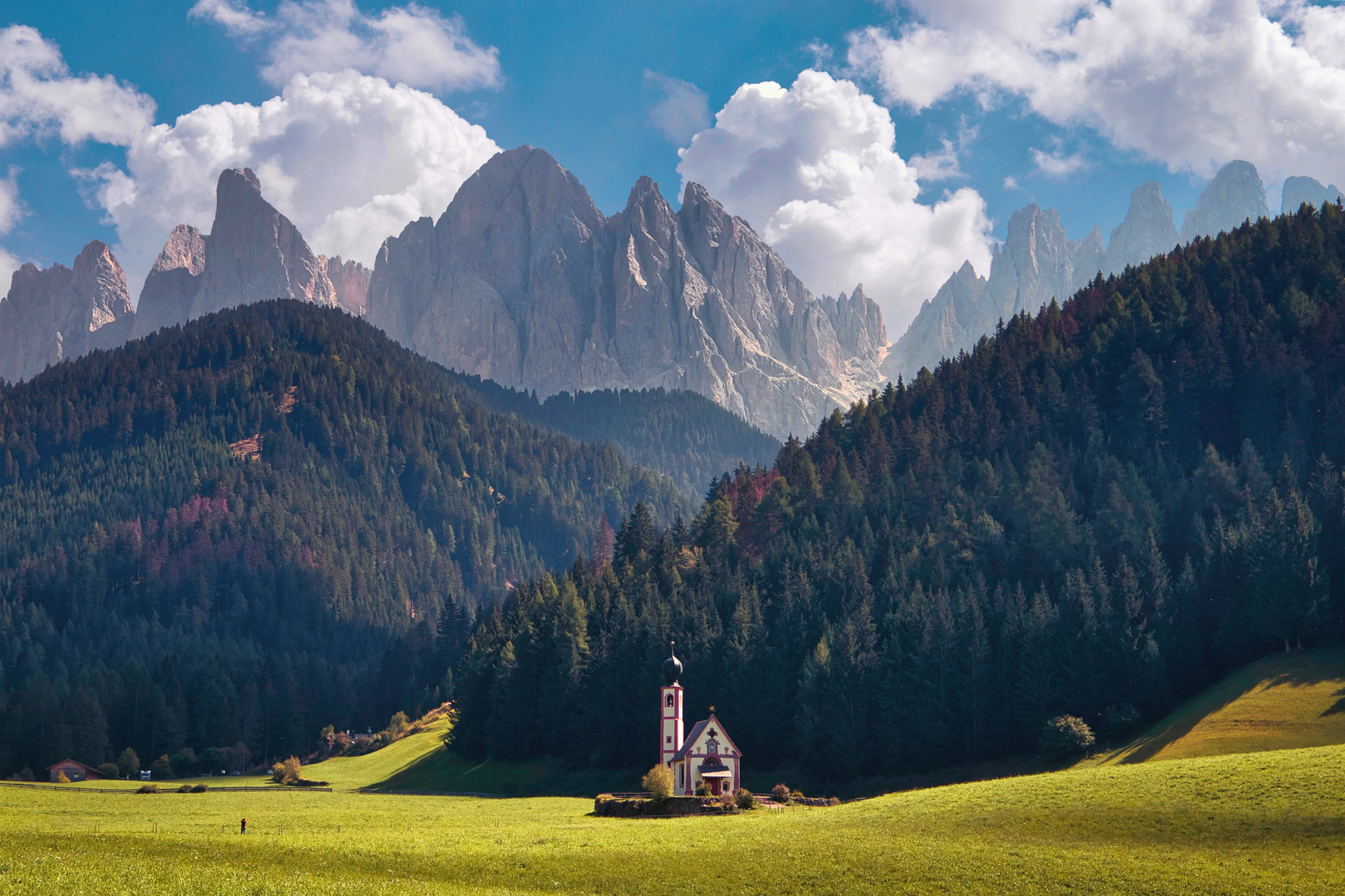 St. Johann in Ranui mit den Geislerspitzen.