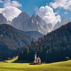 St. Johann in Ranui mit den Geislerspitzen.