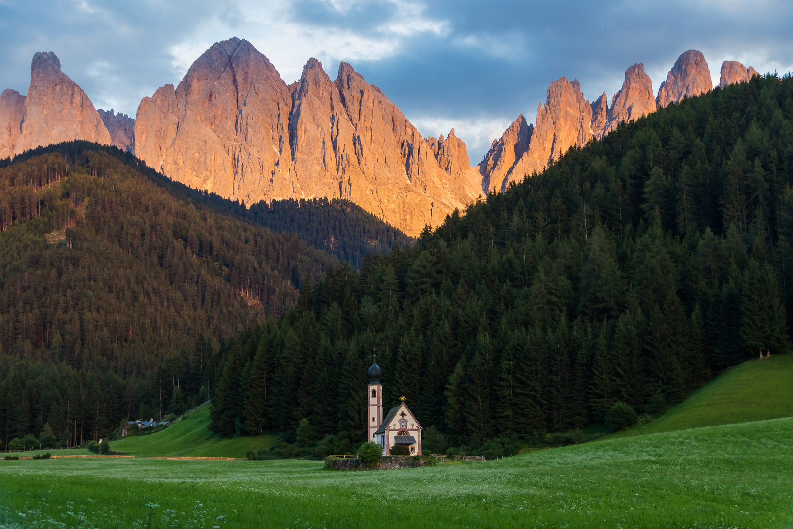 St Johann vor den Geislerspitzen beim Alpenglühen.