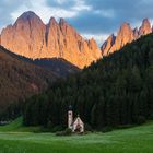 St Johann vor den Geislerspitzen beim Alpenglühen.