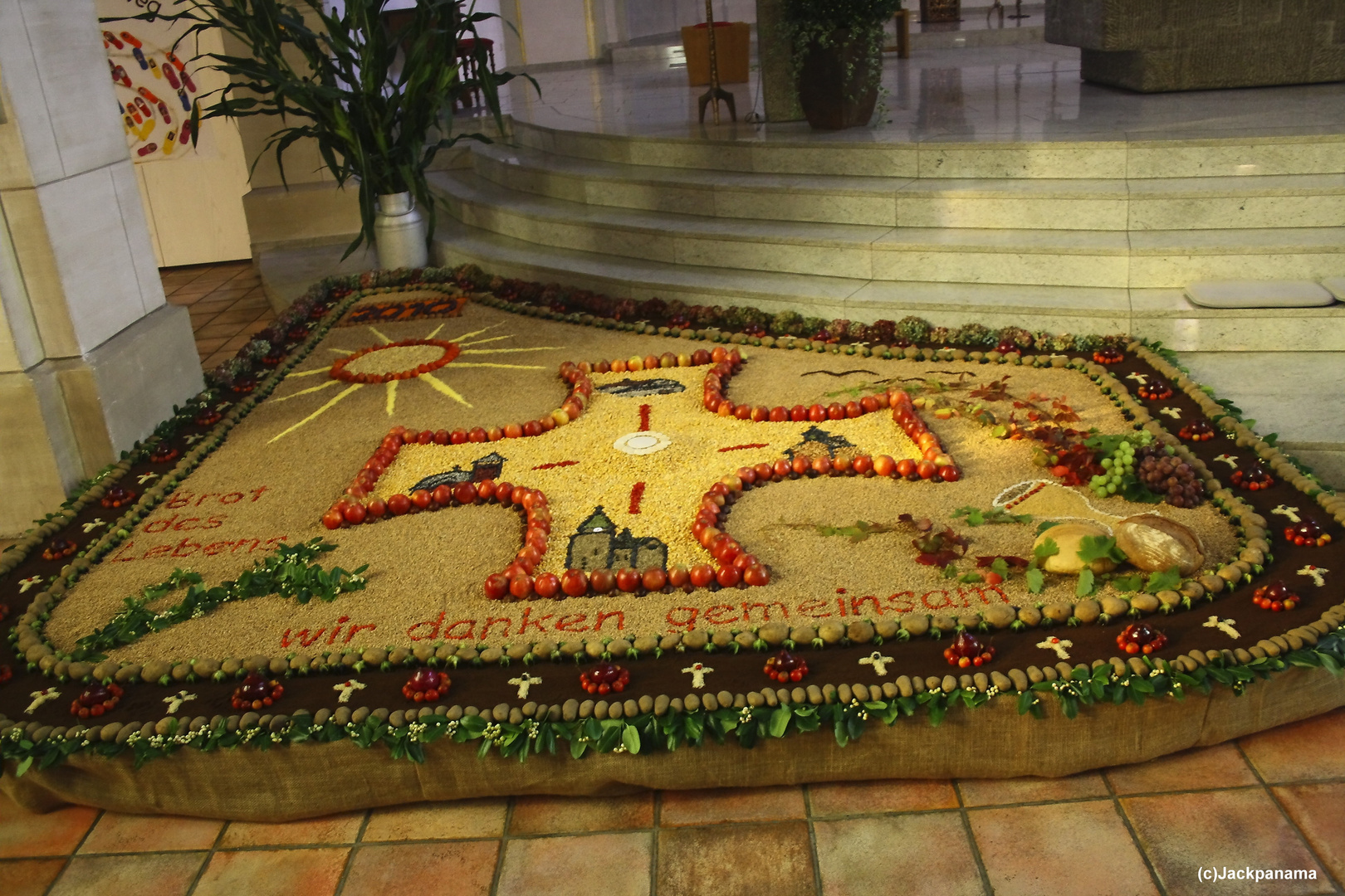 St. Johannes Kirche: "Teppich aus Obst, Gemüse und Getreide"