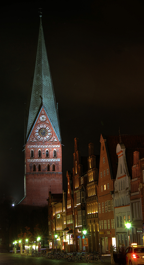 St. Johannis Kirche in Lüneburg bei Nacht
