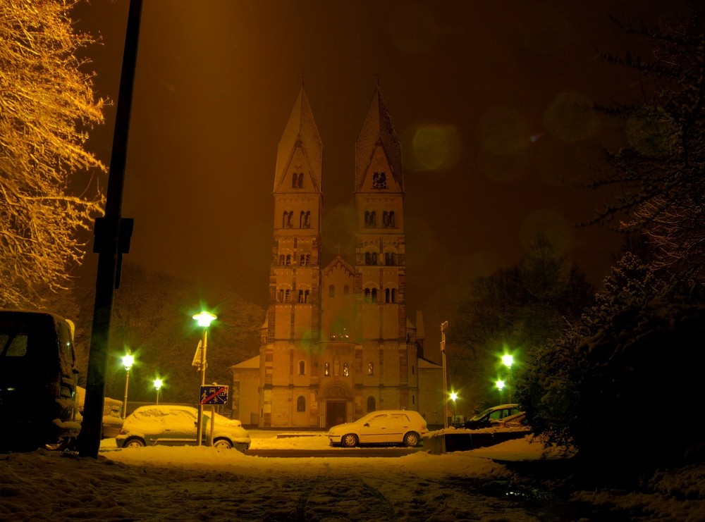 St. Kastor Basilika im nächtlichen Schneetreiben