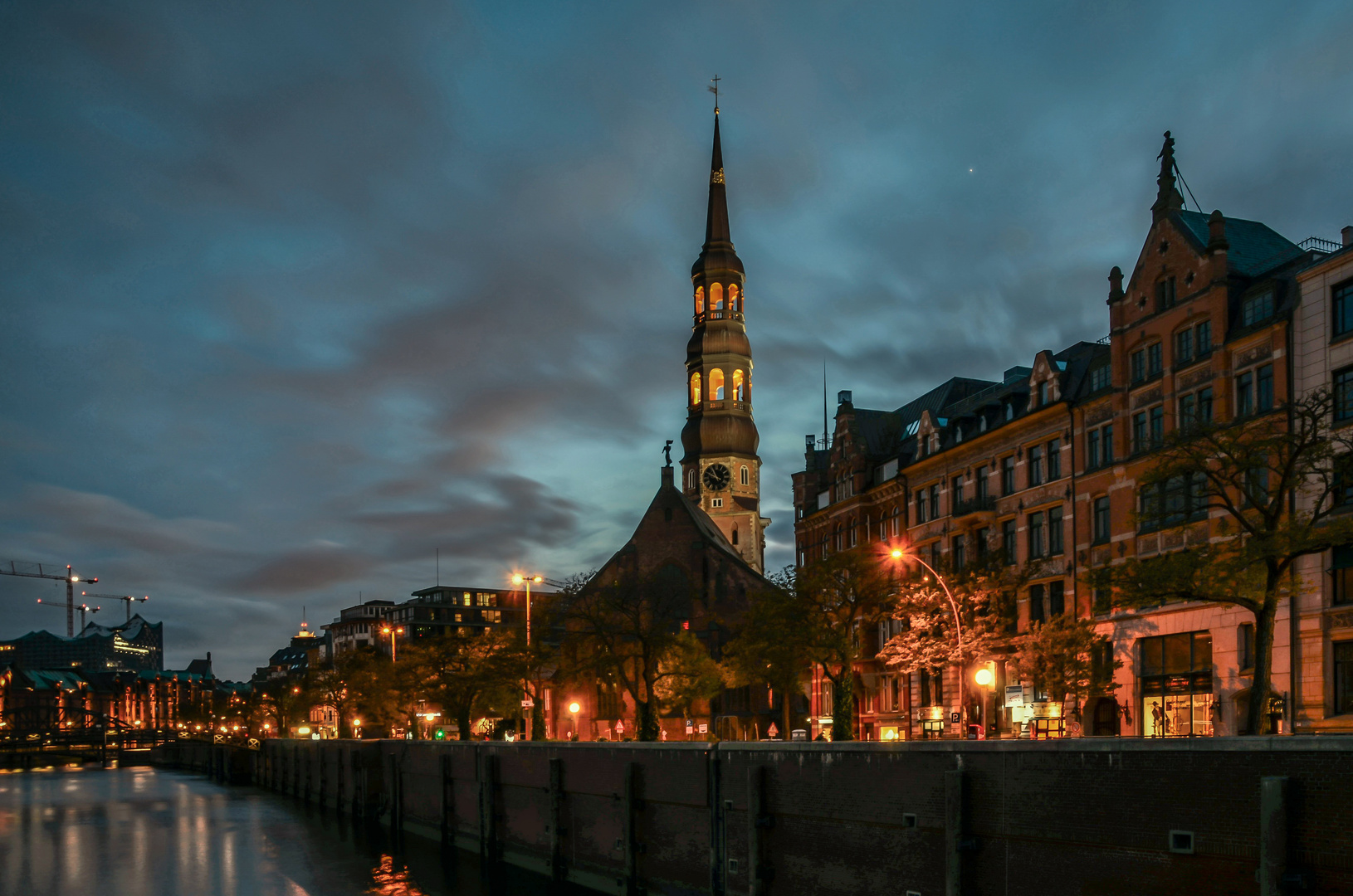 St. Katharinen bei Nacht