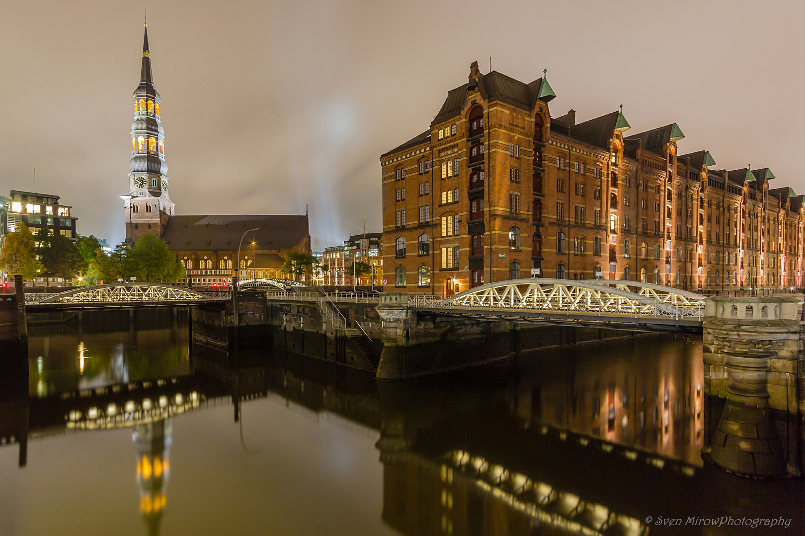 St. Katharinenkirche mit Fleet und Kontorhäusern