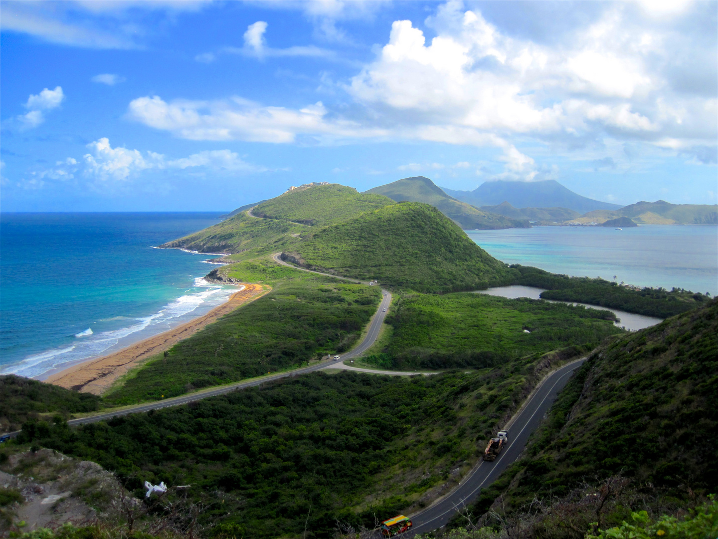 St. Kitts (links Atlantischer Ozean, rechts Karibisches Meer)