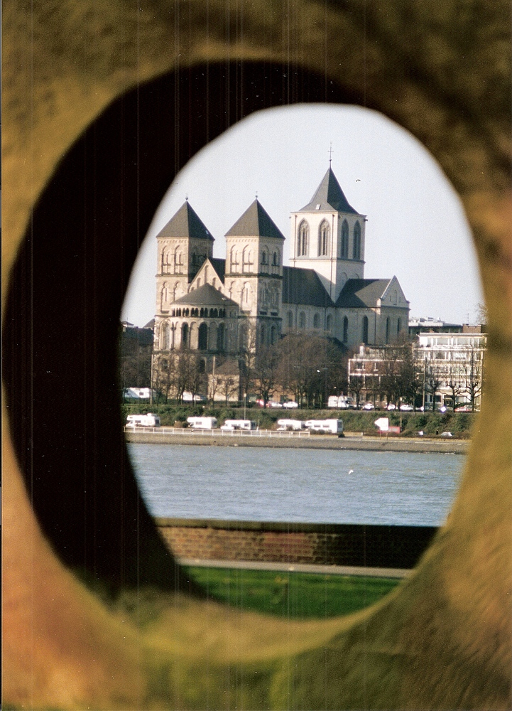 St. Kunibert vom Rheinpark aus fotografiert (Sommer 1995)