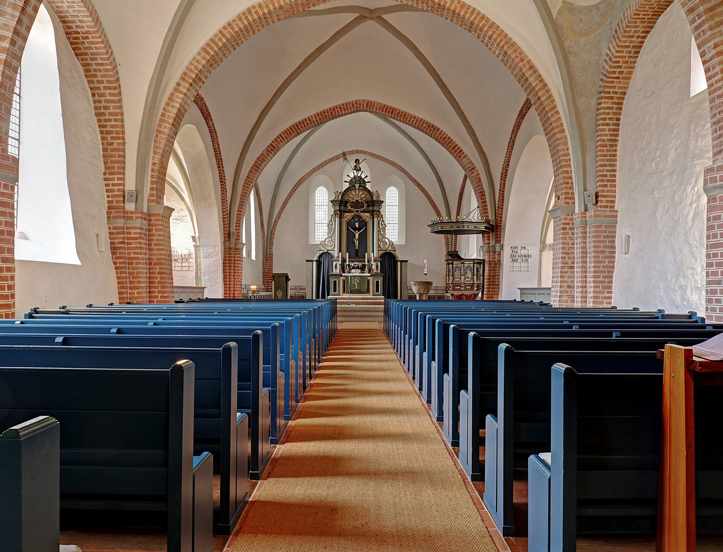 St. Laurentius-Kirche Achim - Blick auf den Altar