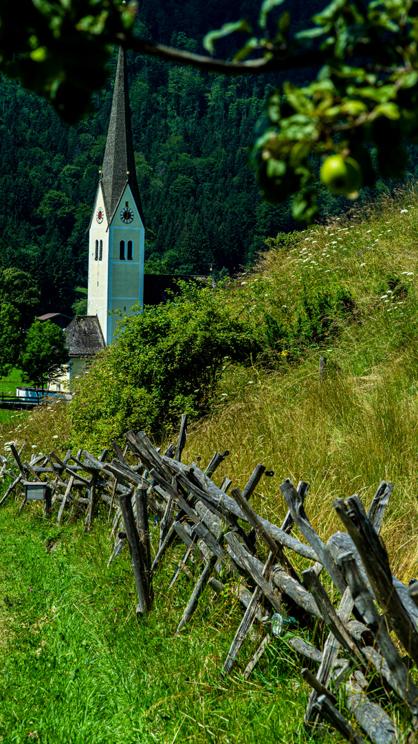 St. Leonhard in der Nähe vom Schliersee mit bäuerlichem Zaun