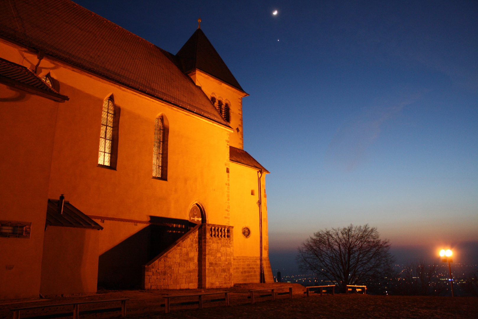 St. Lioba (Petersberg) bei Nacht