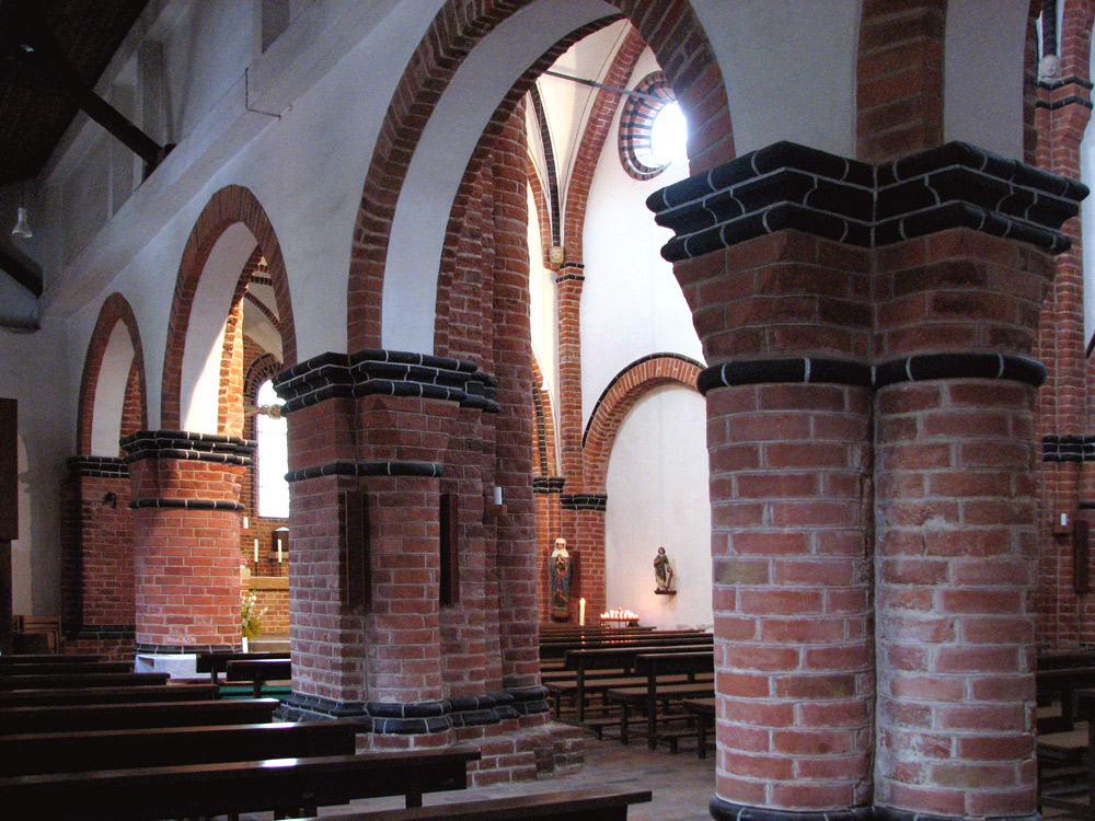 St. Lorenz in Salzwedel Blick vom Seiten ins Mittelschiff Foto
