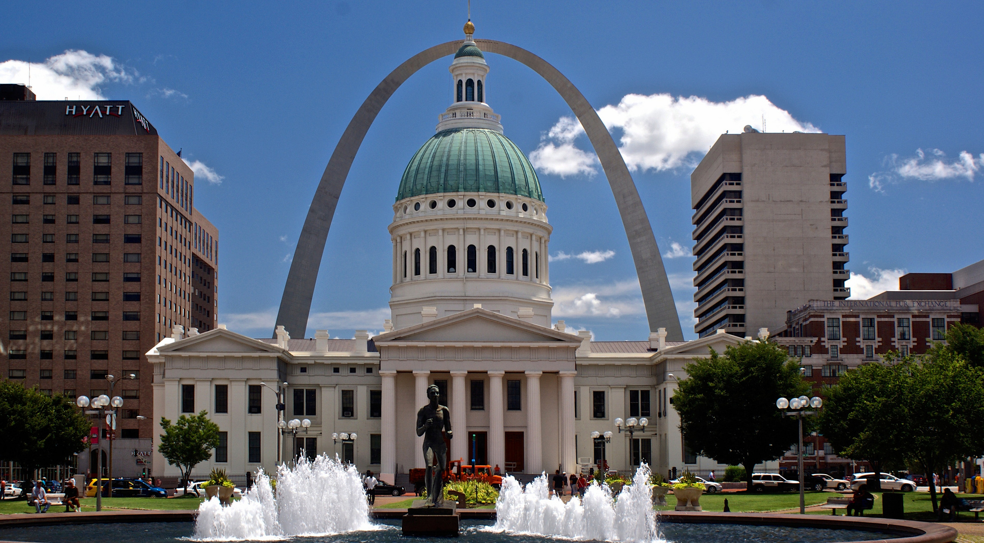 St. Louis -- Parlament und Gateway im Hintergrund