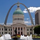 St. Louis -- Parlament und Gateway im Hintergrund