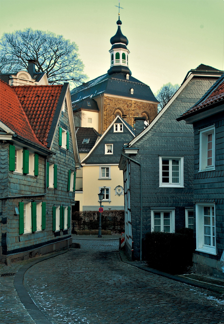 St. Mariä Himmelfahrt über Solingen Gräfrath