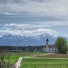 St. Mariä mit ein paar Bergen im Hintergrund