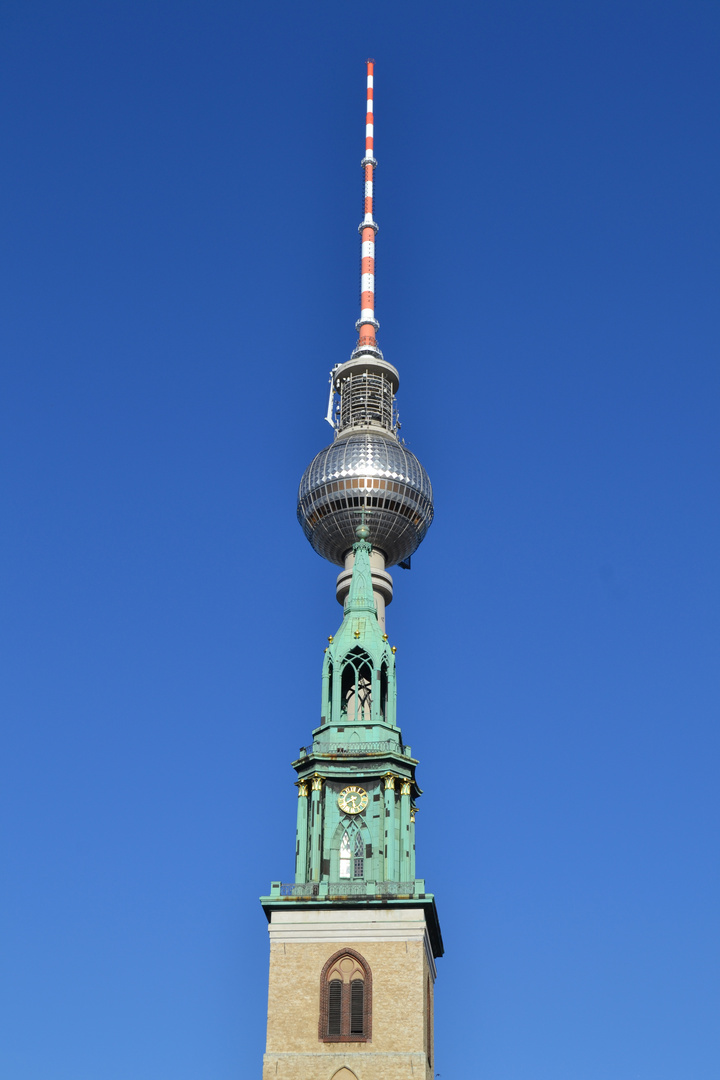 St. Marienkirche und Fernsehturm Berlin (richtig gedreht)