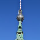 St. Marienkirche und Fernsehturm Berlin (richtig gedreht)