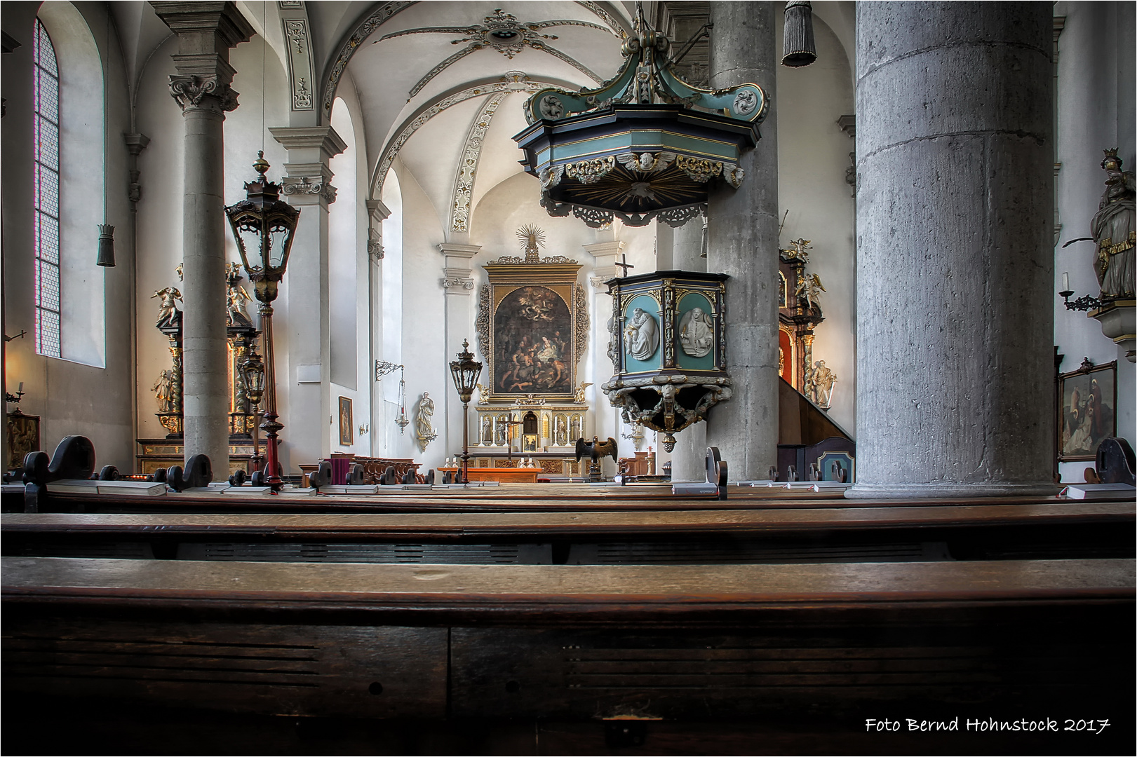 St. Maximilian in der Düsseldorfer Altstadt ......