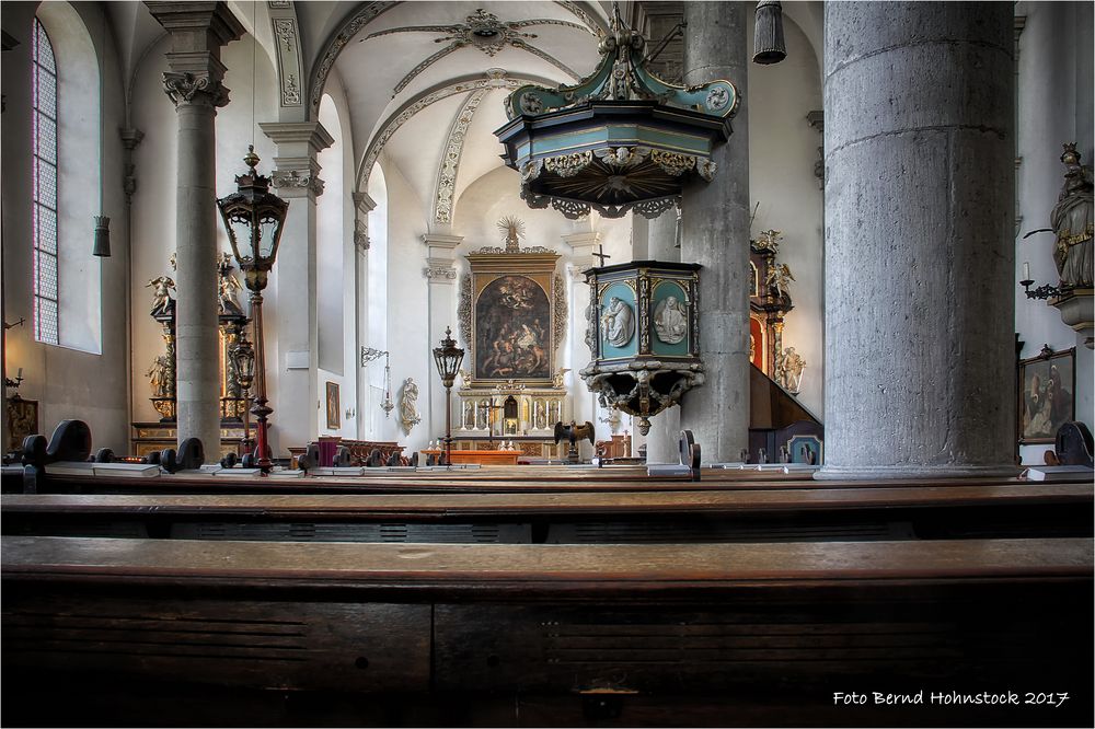 St. Maximilian in der Düsseldorfer Altstadt ......