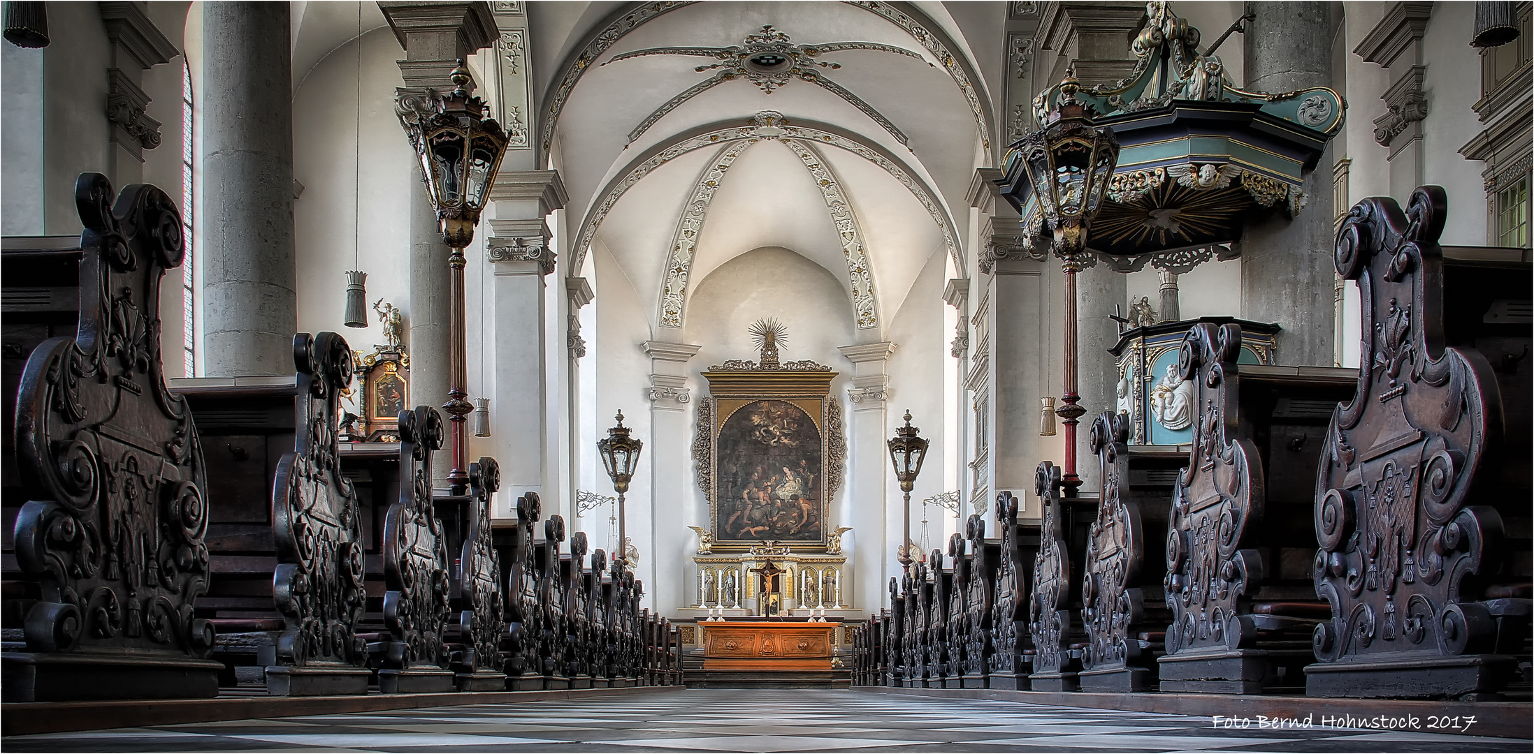 St. Maximilian in der Düsseldorfer Altstadt ......