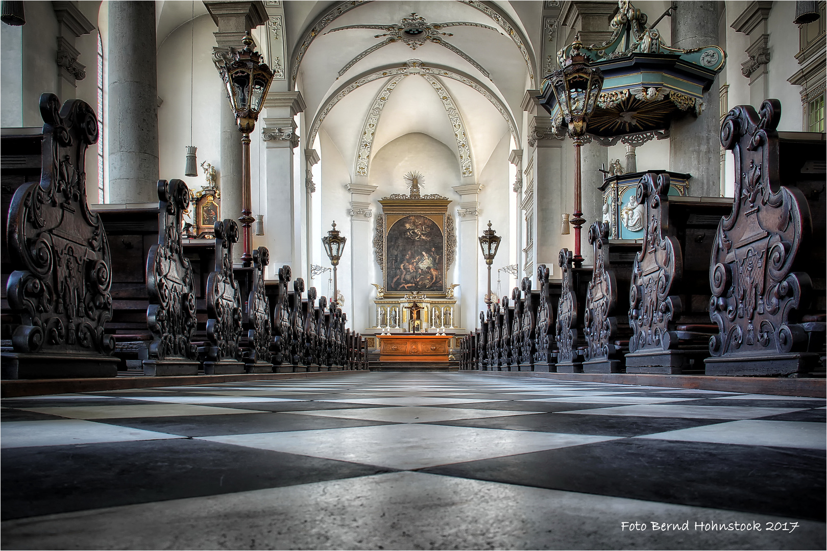 St. Maximilian in der Düsseldorfer Altstadt ......