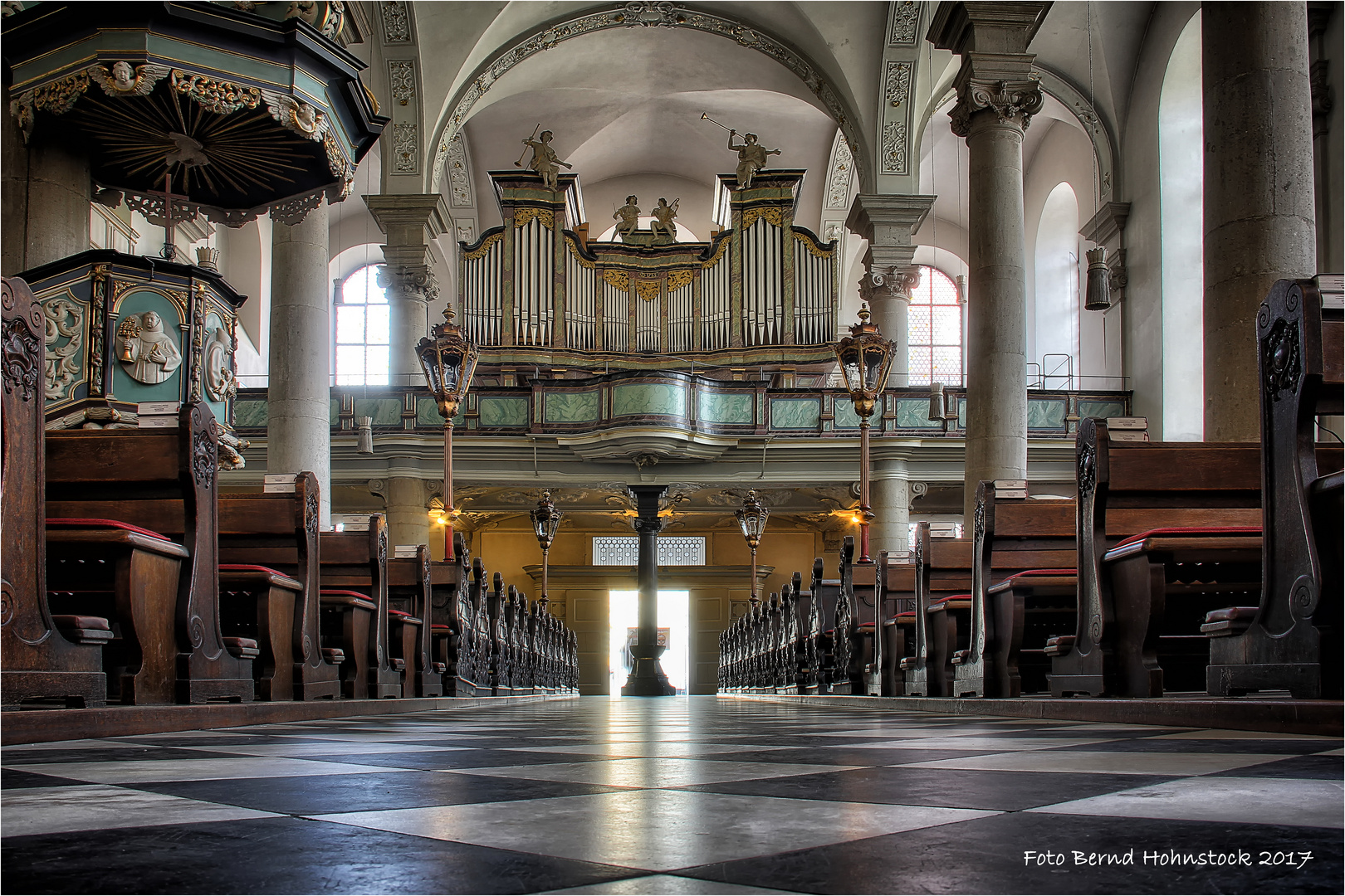  St. Maximilian in der Düsseldorfer Altstadt ......