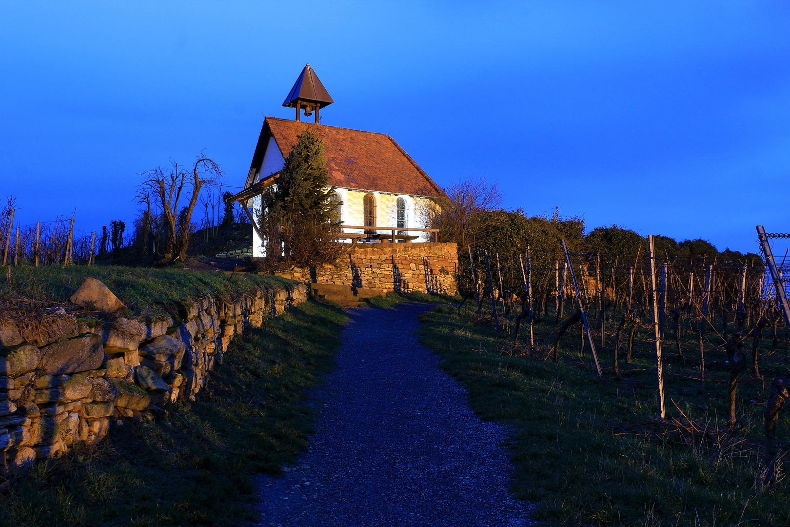 St. Michaelskapelle in DÜW zu blauen Stunde