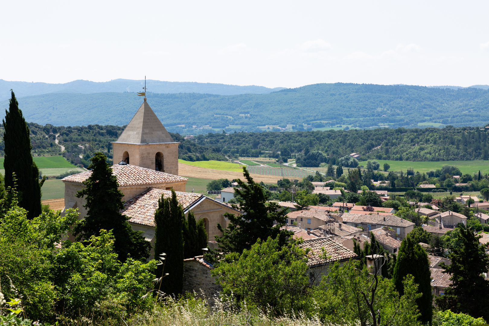 St-Michel-l'Observatoire, seine romanische Kirche und die Landschaft