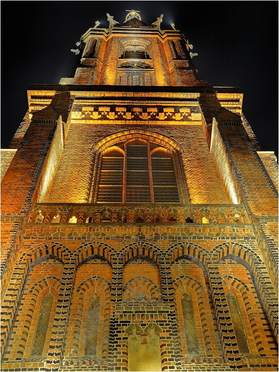 St. Nicolaikirche im vorweihnachtlichem Licht