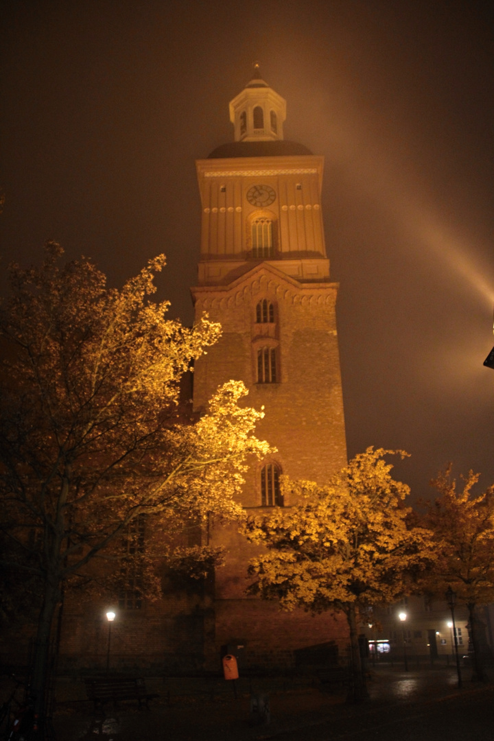 St. Nikolai Spandau im abendlichen Nebel