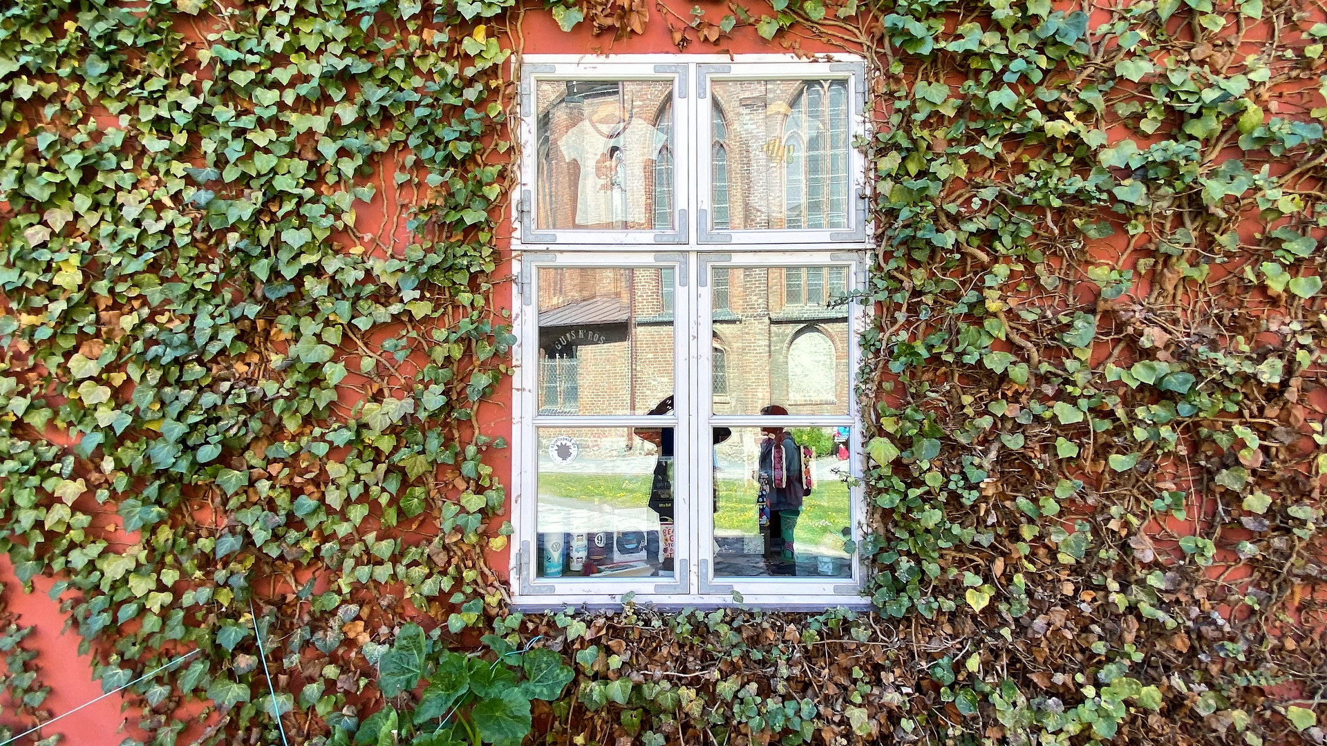 St. Nikolaikirche im Fenster