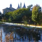 St. Nikolauskirche Arenberg über dem zugefrorenen Teich im Ostergarten