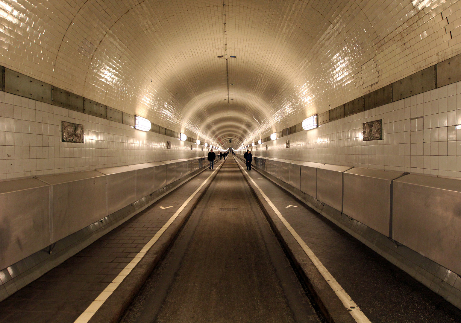 St. Pauli Elbtunnel (Hamburg) Foto & Bild | licht, hamburg ...