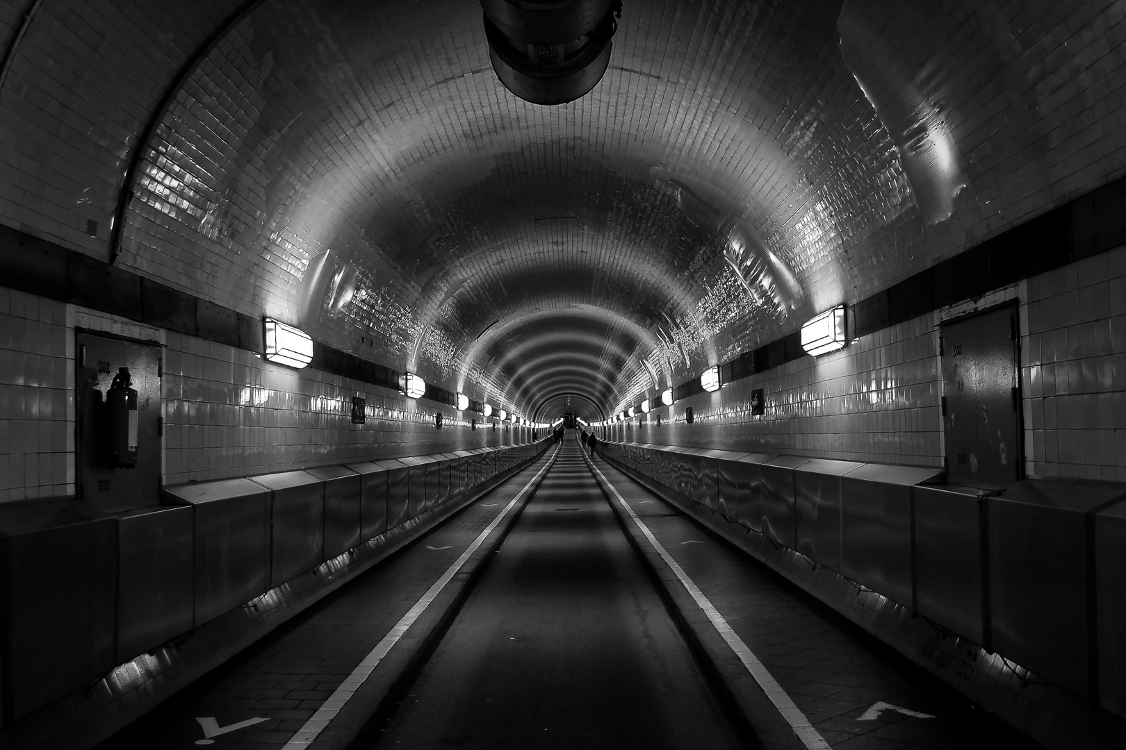 St. Pauli-Elbtunnel Hamburg / schwarz Weiss