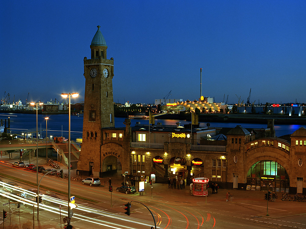 St. Pauli Landungsbrücken am Abend