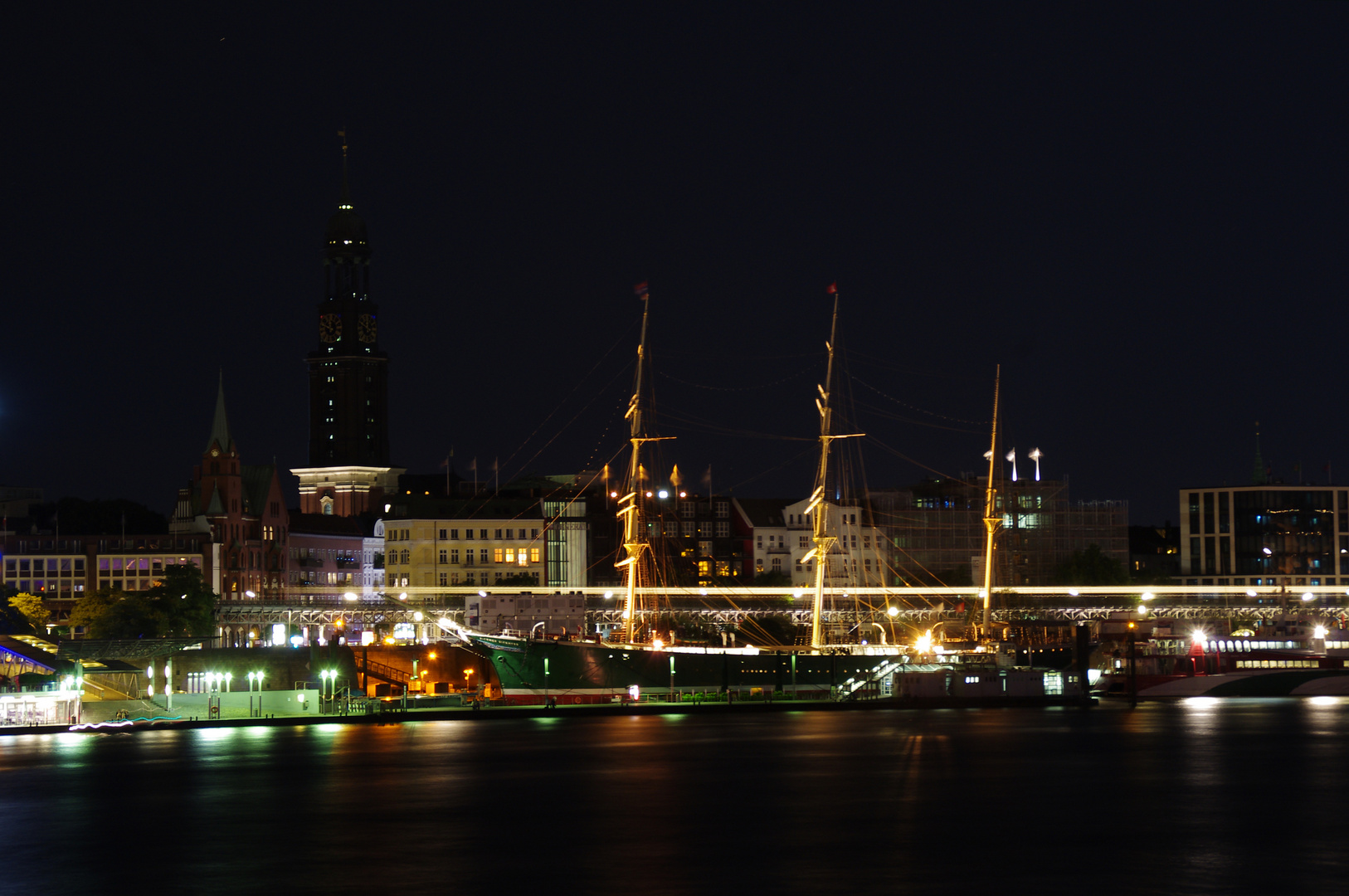 St. Pauli Landungsbrücken bei Nacht