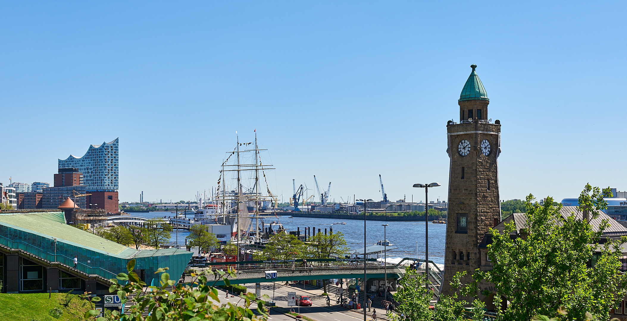 St. Pauli-Landungsbrücken mit Blick auf die Elbphilharmonie und...