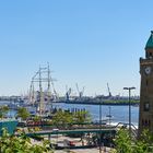 St. Pauli-Landungsbrücken mit Blick auf die Elbphilharmonie und...