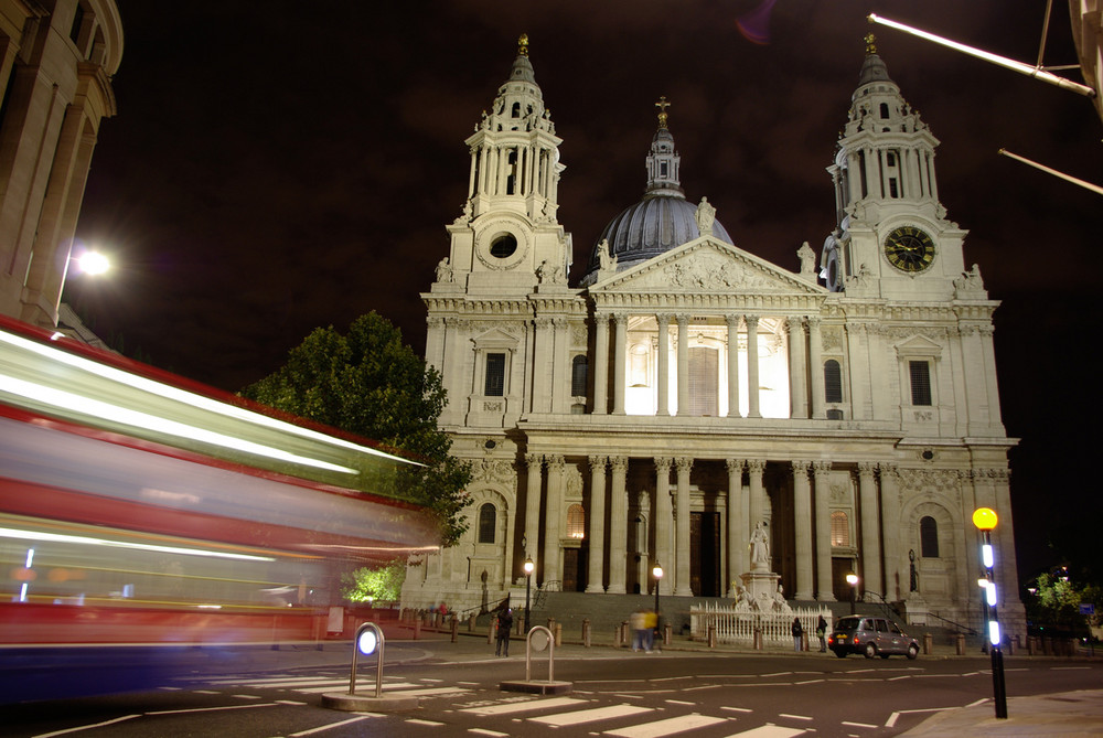 St. Pauls Cathedral bei Nacht.