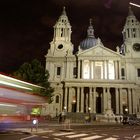 St. Pauls Cathedral bei Nacht.