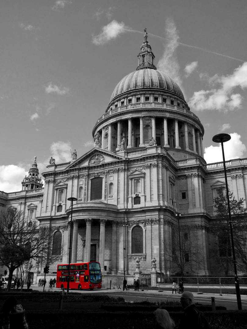 St. Paul's Cathedral mit London Bus