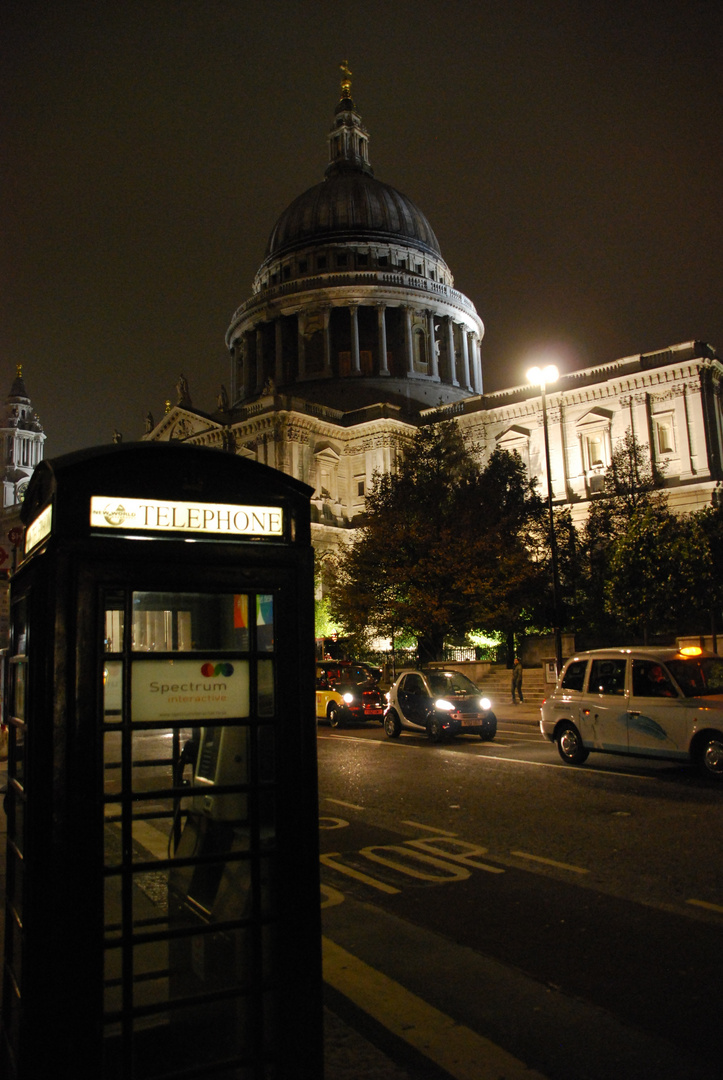 St. Paul´s Cathedral mit Phone Box